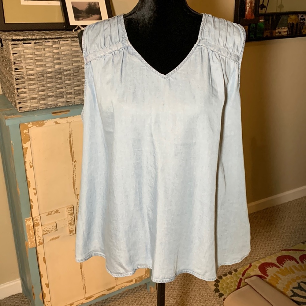 NWT Zac & Rachel Light Wash Chambray Sleeveless Top. Size L
